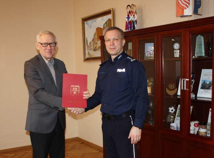 Podczas prelekcji policjanci poszerzają wiedzę i umiejętności w zakresie udzielania pomocy osobie poszkodowanej m. in.