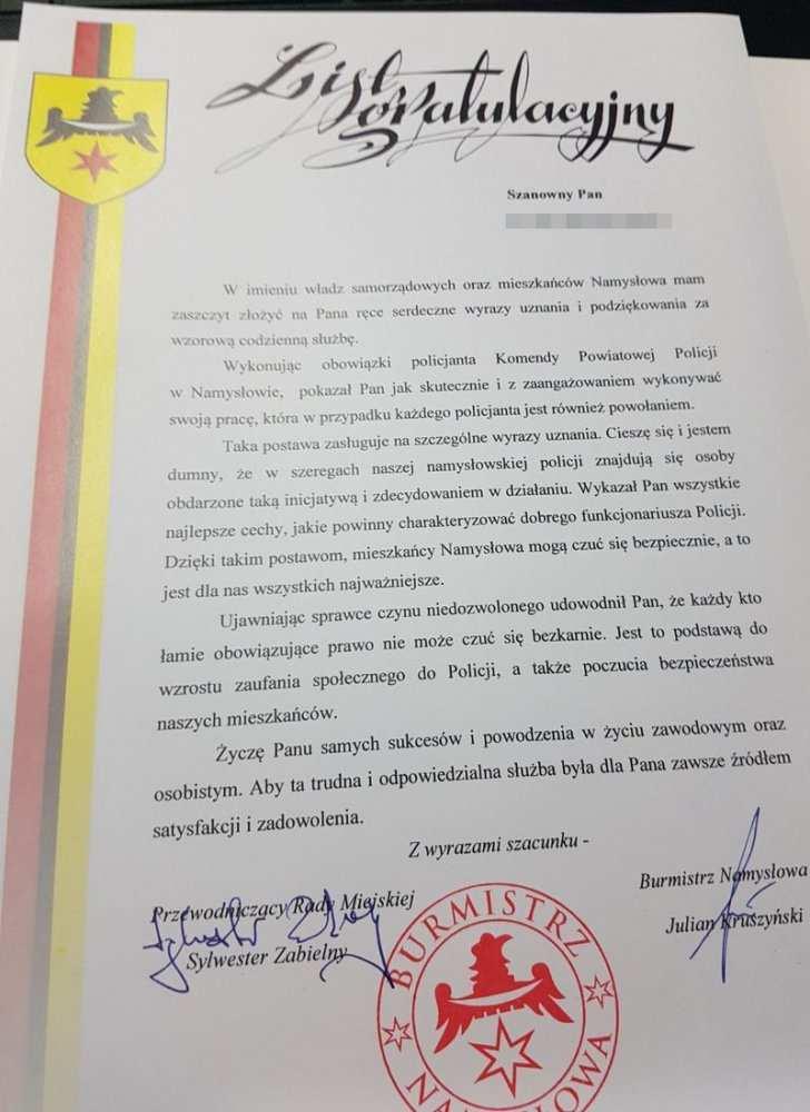 Listy gratulacyjne dla policjantów Dwóch policjantów namysłowskiej komendy zostało wyróżnionych przez Burmistrza Namysłowa.