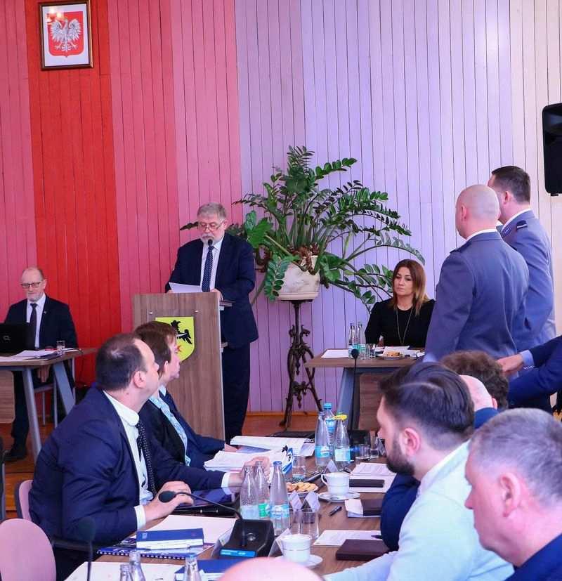 Straty łącznie wyniosły ponad 3 tysiące złotych. W grudniu zeszłego roku, kryminalni z komendy Policji w Namysłowie zatrzymali mężczyznę, który zniszczył ozdobne drzewa w centrum miasta.