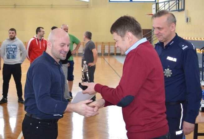 Najlepszym zawodnikiem turnieju został I Zastępca Komendanta Powiatowego Policji w Kluczborku mł. insp. Łukasz Gigiel.