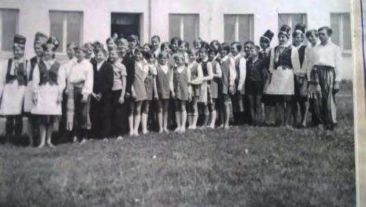 Z tego też okresu znane jest nazwisko kierownika szkoły Stankiewicza. Teren pod drewniany budynek szkoły ofiarował dziedzic majątku Poryte Jabłoń hrabia Aleksander August Dzieduszycki.