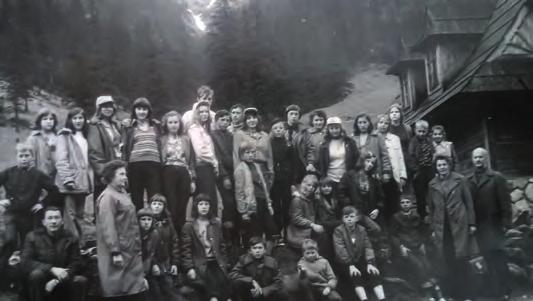 Nowy budynek szkolny został oddany do użytku koło 1932 r. Mieściły się w nim dwie klasy i mieszkania dla nauczycieli.