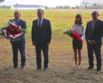 Kwiaty złożyli Przewodniczący Rady Gminy Piotr Tyszka oraz Wójt Gminy Zambrów