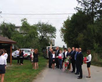 Przy pomniku wartę wystawiło Stowarzyszenie Historyczne im. 71.