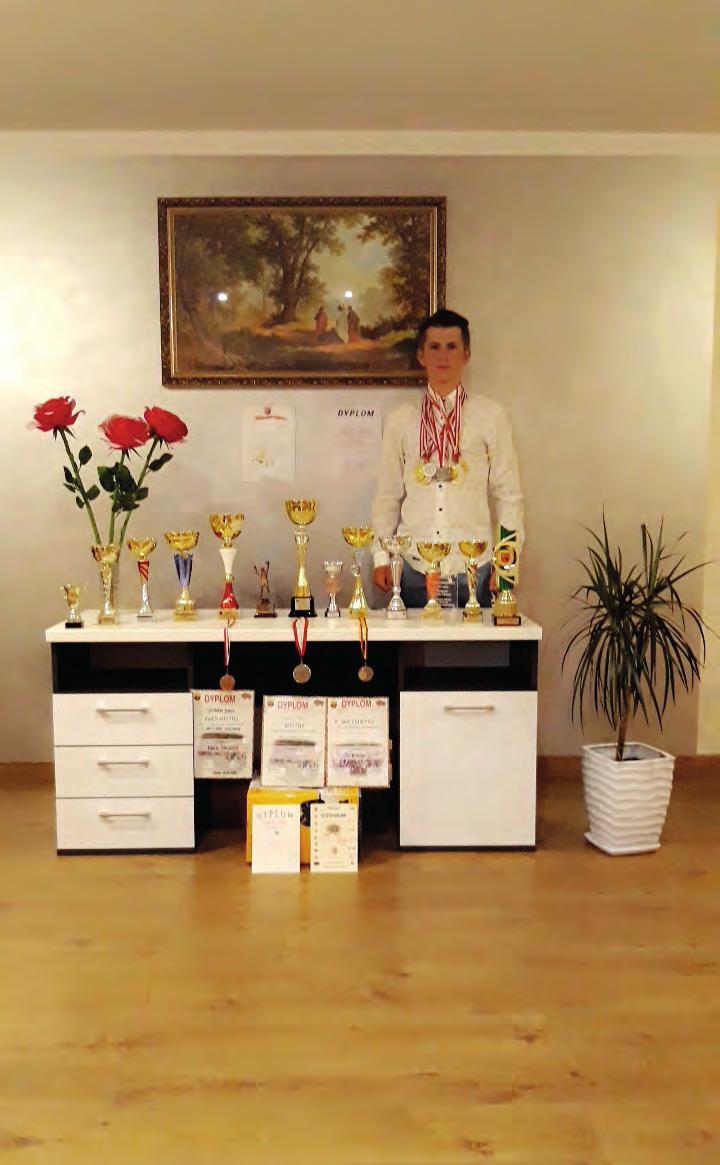 42 Wieści Zaręby-Kramki Bogata pani (Zaręby-Kramki) Miała złocone w swoich drzwiach klamki. Gdy zubożała, Drzwi wymieniała Płacząc: Znów będę drzwi mieć jak chamki!