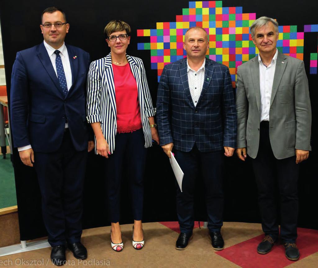 6 Wieści Wójt Gminy Zambrów podpisuje kolejne umowy na inwestycje W środę, 4 lipca 2018 w Urzędzie Marszałkowskim Województwa Podlaskiego w Białymstoku, Wójt Gminy Zambrów Jarosław Kos, członkowie