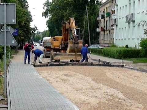 Zadanie 12. W jaki sposób podawana jest mieszanka betonowa do miejsca wbudowania z betonomieszarki samochodowej podczas betonowania płyty pomostu wiaduktu drogowego? Zadanie 13. Za pomocą japonek.