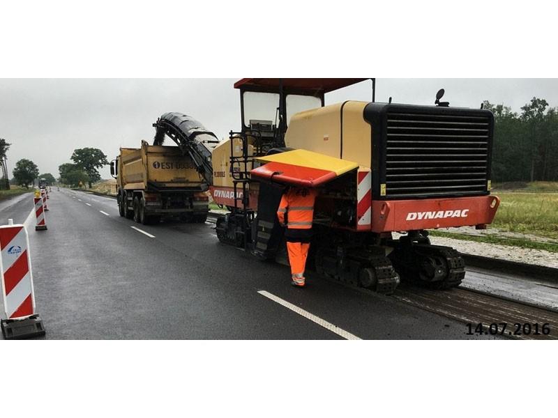 walca statycznego gładkiego i mechanicznej listwy wibracyjnej. mechanicznej listwy wibracyjnej i wibratora pogrążalnego. wibratora pogrążalnego i walca statycznego okołkowanego. Zadanie 27.
