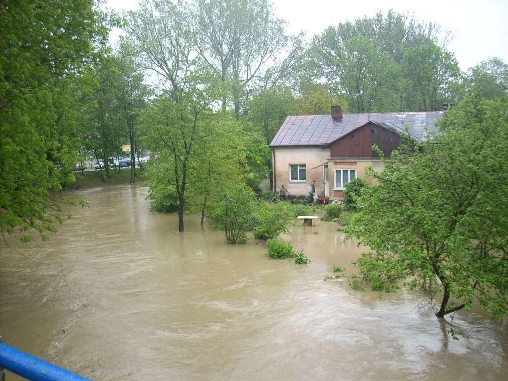 Wały na rzece Lubatówka