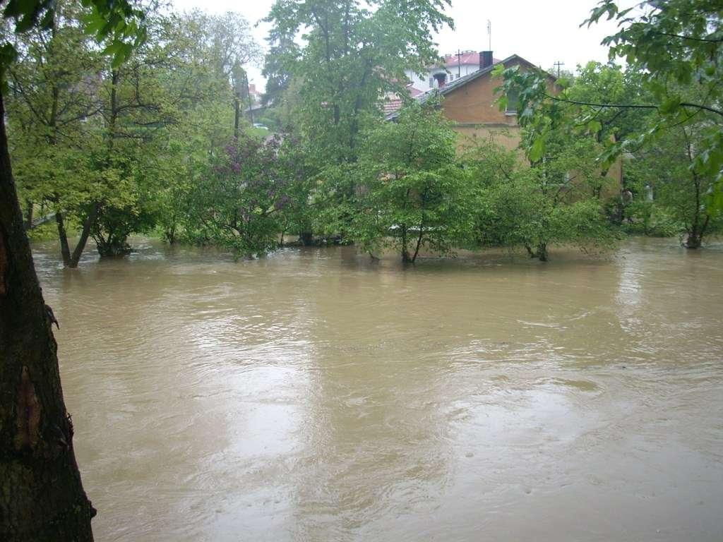 Wały na rzece Lubatówka