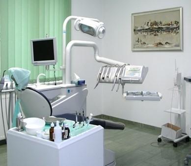 KSZTAŁCENIE PRAKTYCZNE OBEJMUJE przygtwywanie gabinetu i stanwiska pracy lekarza dentysty asystwanie lekarzwi dentyście w czasie wyknywania zabiegów stmatlgicznych bsługiwanie sprzętu diagnstyczneg i