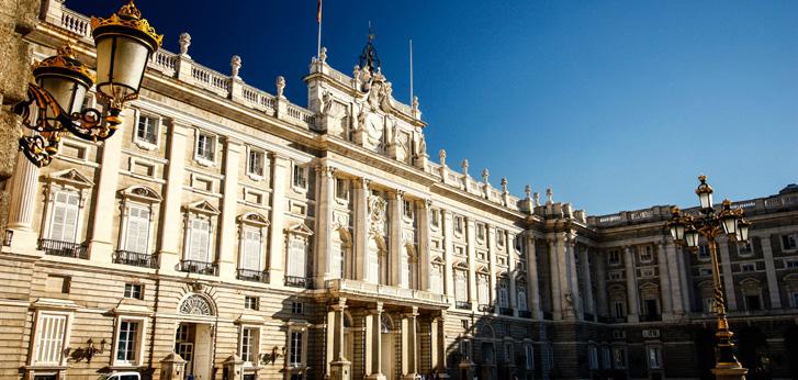 się na Dom i Wieżę Rodu Lujan (Casa y Torre de los Lujanes). To najstarsze wśród budynków placu, ich historia sięga aż XV wieku. W wieży widać wpływy stylu gotyckiego i mudejar.