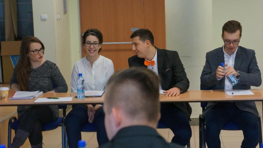 mędrcy zasiadający w Loży Mędrców, którzy podzielili się swoimi uwagami.