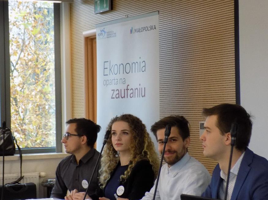 Drużyna Przeciwników tezy (Opozycja) Na początku, wśród publiczności, zostało przeprowadzone badanie opinii publicznej dotyczące tezy debaty, iż podmioty ekonomii społecznej lepiej wpływają na rozwój