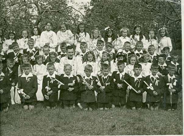 10 Historia życia kapłana. Ksiądz kanonik Edward Kłopotek 3.3. Wikariat w Lublinie, 1957-1959 Wikariusz parafii Serca Jezusowego w Lublinie (1957-1959). Zdjęcie 13 Rok 1958, 18 maja. Lublin. Pamiątka I Komunii św.