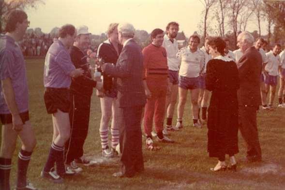Mecz Księża-Inni (zdjęcie z kroniki). Zdjęcie 67 Rok 1990.