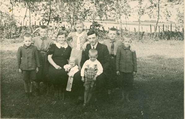 4 Historia życia kapłana. Ksiądz kanonik Edward Kłopotek Brat matki ks. Feliks Wajszczuk był duszpasterzem polonii we Francji. Urodził się 15 marca 1902 roku (syn Franciszka).
