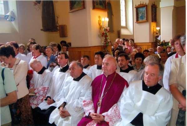 Zdjęcie 140 Rok 2007, 10 czerwca. Obsza.  W pierwszym rzędzie od lewej siedzą: n, ks.