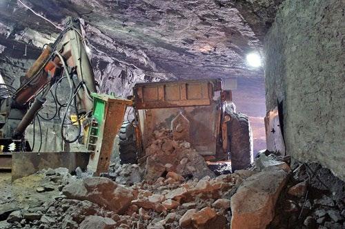 Metoda głębinowa (podziemna) stosowana jest do eksploatacji surowców skalnych złóż surowców stałych, leżących na głębokościach powyżej 200 m.