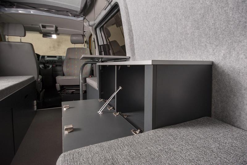 Certyfikowana obrotnica pod oryginalny fotel pasażera (STANDARD WERSJA COMFORT). Za dopłatą możliwa instalacja certyfikowanej obrotnicy pod podwójny fotel pasażera.