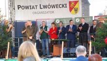 Námestie mesta Lwowek Slaski, jeho dve ulice, sa na chvíľu stali Dňom stromu, ako ho my poznáme z Lesníckeho skanzenu vo Vydrovskej doline.
