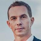 W 2005 w ramach ukończył Talent Management Program przeznaczony dla przyszłej kadry menadżerskiej zakończony pobytem w jednostkach grupy Deutsche Bank we Frankfurcie, Hamburgu oraz Berlinie, którego