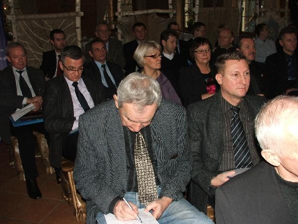 Kolejna część konferencji należała do lokalnych samorządowców, szczególnie tych, którym pozyskane środki unijne umożliwiły zapewnienie rozwiązania najważniejszych problemów bytowych mieszkańców.