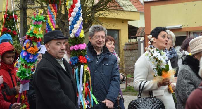 ciasta wielkanocne, barwne ozdoby z największą starannością przygotowane przez