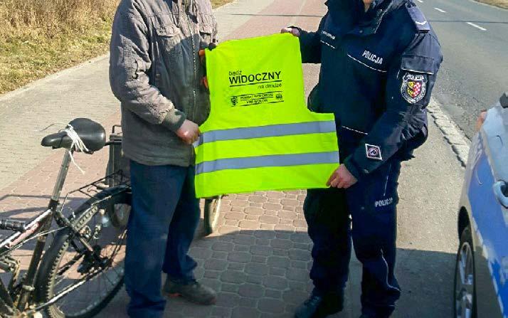 Działania policjantów na terenie Brzegu Dolnego skierowane do pieszych i rowerzystów są ważnym elementem działań prewencyjno edukacyjnych.