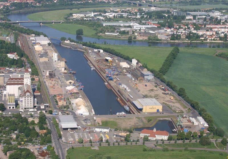 Dla uproszczenia można wyróżnić 2 typy portów: otwarte - gdy brzegi