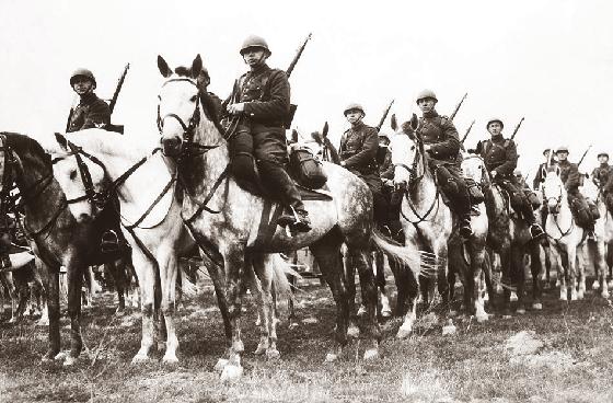 1 16 września Krakowska Brygada Kawalerii poniosła ciężkie straty, gdy runęły na nią niemieckie oddziały pancerne. Siódma Dywizja Piechoty została otoczona w lasach koło Częstochowy.