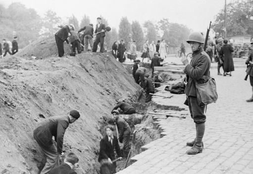 Bezczynność i zdrada Aliantów zachodnich śmiertelnie komplikuje plany obrony Rzeczypospolitej. Wehrmacht nasila ataki i ostrzał Westerplatte. Obrońcy jednak nadal stawiają opór.