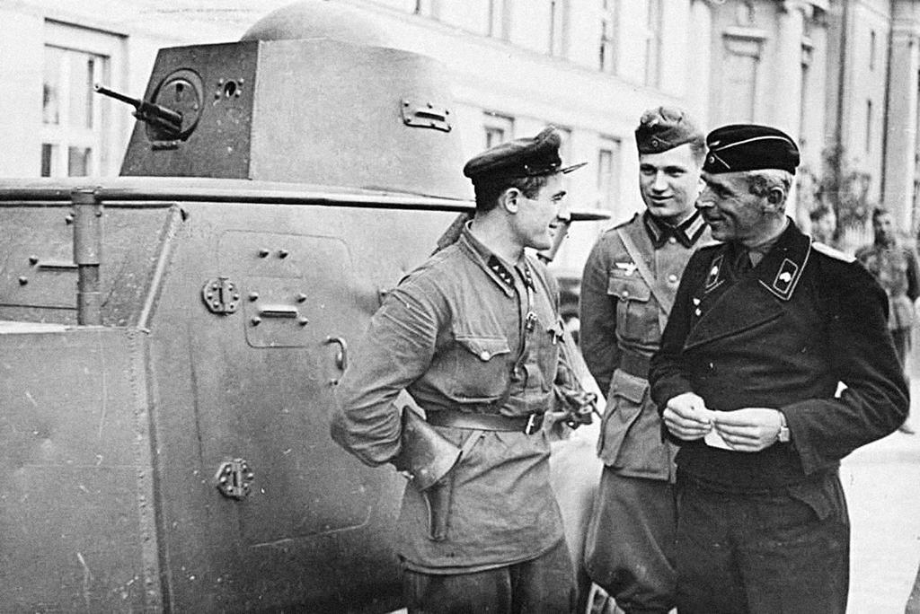 17 28 września Symbol IV rozbioru Polski"; czołgista Wehrmachtu i oficer Armii Czerwonej w czasie przyjacielskiej rozmowy we wrześniu 1939 r.