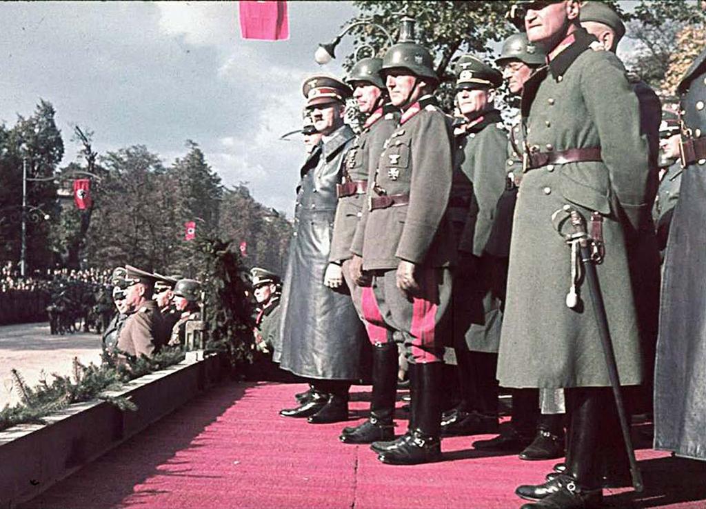 29 września 7 października Adolf Hitler w otoczeniu najwyższych dowódców niemieckiej armii na defiladzie w Warszawie 5 października 1939 r.