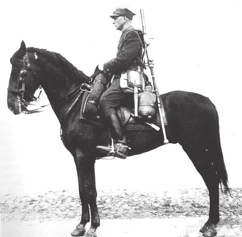 dalszym ciągu opiera się głównie na sile koni. Na zdjęciu żołnierze kawalerii SS w czasie kampanii polskiej.