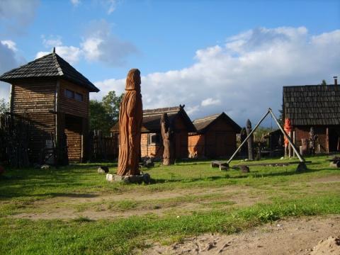 [6] [7] Jabłonowo-Zamek z daleka przywołuje sylwetką neogotyckiego zamku z XIX w.