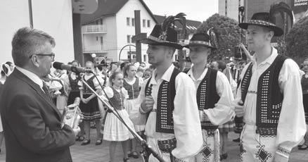 apríla pred kultúrnym domom okolo 15. hodiny, aby si ich oživili prostredníctvom ľudového pásma UK Okrúhľan. Chlapi sa prevážali dedinou na koči a stavali máj všetkým dievčatám pred ich domami.