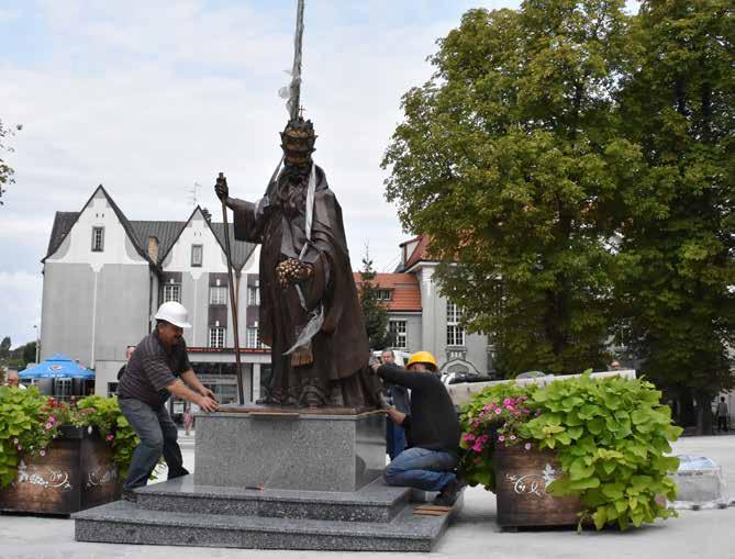 Właśnie przywieziono ją z odlewni. - Jakieś dwie godziny i będzie stał komentuje Artur Wochniak, autor rzeźby św. Urbana I. Pilnie obserwuje jak jest montowane jego dzieło.