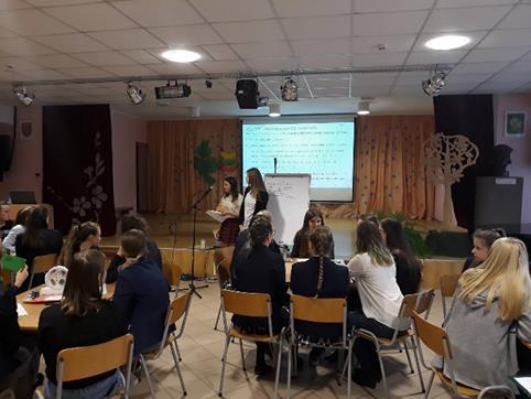 Mokiniai ne tik diskutavo, bet ir biologijos laboratorijoje atliko tiriamąjį darbą Temperatūros įtaka membranos laidumui.
