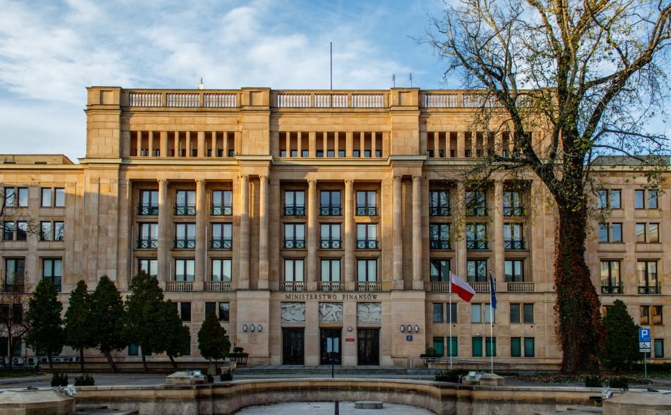 Objas nienia MF w sprawie split payment Ministerstwo Finansów wydało objaśnienia dotyczące stosowania, wprowadzanego 1 lipca 2018 r., mechanizmu podzielonej płatności. W dokumencie czytamy m.in.: MPP może być stosowany wyłącznie przy płatnościach bezgotówkowych realizowanych za pośrednictwem polecenia przelewu lub polecenia zapłaty.