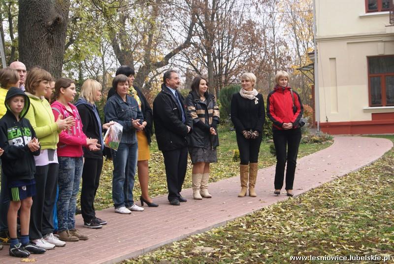 Radzięciakiem, Panią Joanną Jabłońską Sekretarz Gminy oraz Panią Justyną Oliwiak Banaśodpowiedzialną za sprawy oświaty.