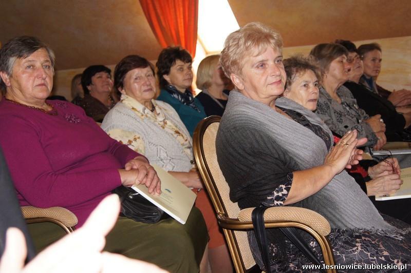 Po zakończonych zawodach sprawnościowych wszyscy przenieśli się w okolice ogniska gdzie można było upiec kiełbaskę i spróbować pieczonego ziemniaka.