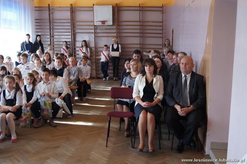 Ponadto omówione zostały wnioski z poprzednich narad oraz sprawy bieżące urzędu. oprac. Agnieszka Raczyńska Ślubowanie klas pierwszych w SP Leśniowice W dniu 23 października 2013 r.