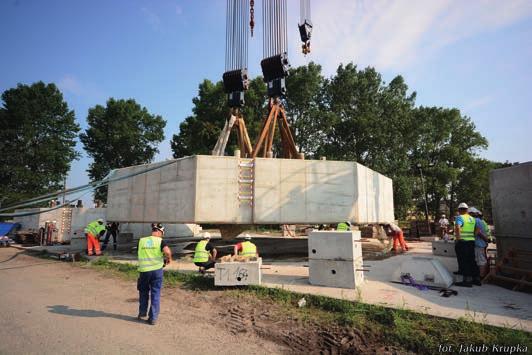 Widok podbudowy betonowej roboczego oparcia dolnego prefabrykatu nadbudowy