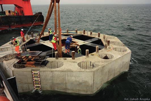 Firma Boskalis realizowała natomiast pogłębienie toru wodnego, które to prace łącznie z budową konstrukcji staw nawigacyjnych były przedmiotem kontraktu oferowanego do zrealizowania przez Urząd