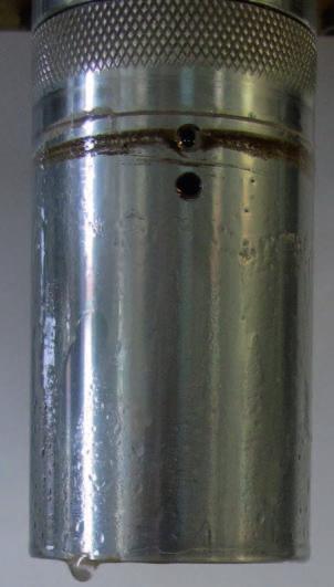 Rotor wiskozymetru po oddziaływaniu mikroemulsji G Po czasie oddziaływania wynoszącym 4 minuty mikroemulsja G wyeliminowała 100% osadu z powierzchni metalowej rotora (rysunek 2).