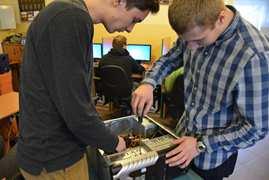 TECHNIK INFORMATYK Technik informatyk zajmuje się administrowaniem sieci, projektowaniem stron www, programowaniem, a także składaniem i konfigurowaniem sprzętu, wdrażaniem programów, opracowywaniem