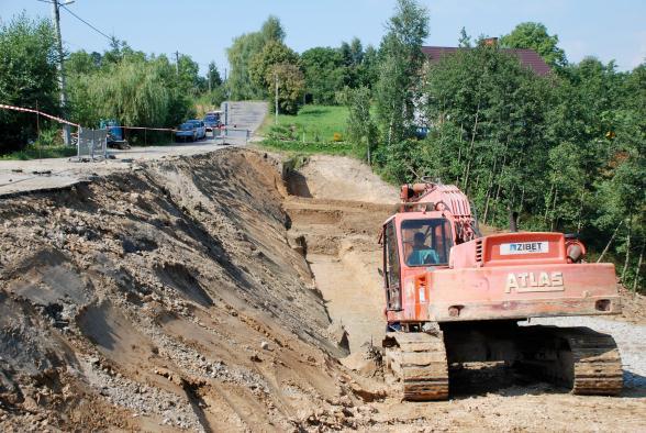 wykonaniu wykopu do poziomu posadowienia ławy fundamentowej z równoczesnym ukształtowaniem bezpiecznej skarpy