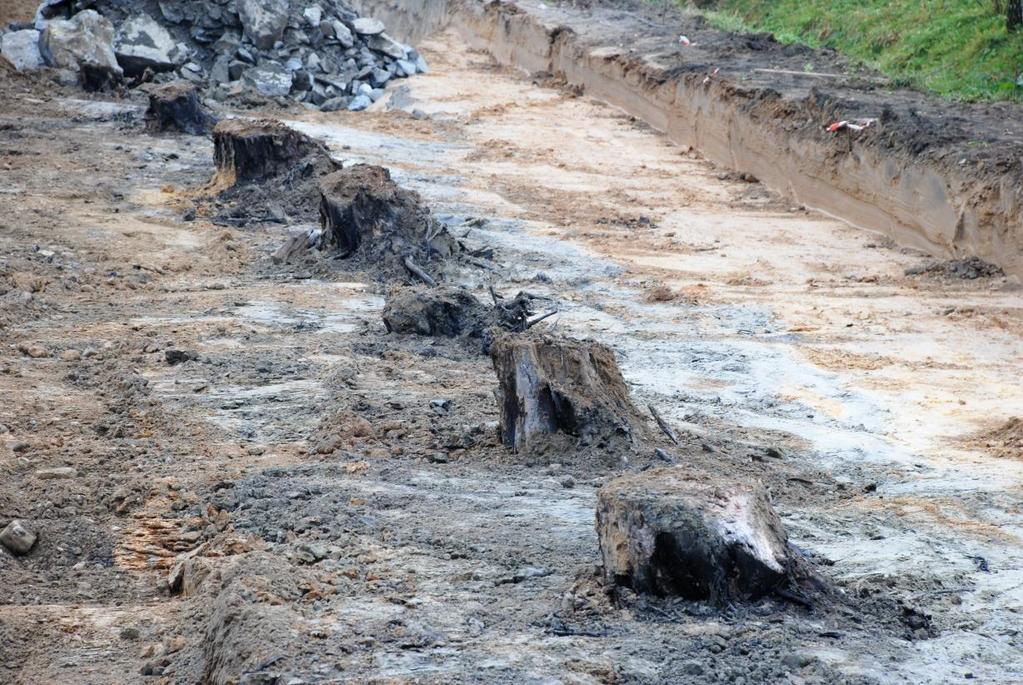 Odbudowa drogi Po zakotwieniu IV warstwy prefabrykatów BLOK-SYSTEM i zagęszczeniu zasypu muru oporowego rozpoczęto prace związane z odbudową zniszczonego odcinka drogi.