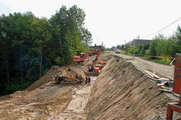 Dodatkowo wykonane wiercenia przy użyciu ręcznego świdra o średnicy 110 mm wykazały, że warstwa ta posiada miąższość od